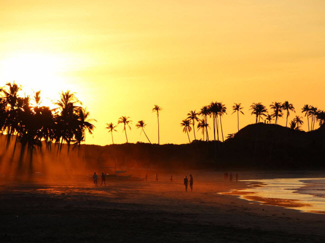 Du khách có thể&nbsp;đi xe ba bánh hay mô tô tới bãi biển Nacpan gần thành phố El Nido ở Philippines. Nơi đây có các quán ăn nhỏ, nhà trọ và một nhà hàng phục các món ăn đặc trưng của địa phương. Bầu trời ở đây rất quang đãng, thích hợp cho những người mê ngắm sao đêm. &nbsp;