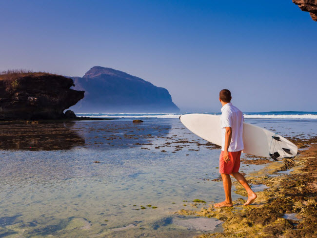 Tới hòn đảo Sumbawa ở Indonesia, du khách có cơ hội chiêm ngưỡng hàng loạt ngọn núi lửa, cánh đồng ruộng bậc thang&nbsp;và những con sóng vỗ ào ạt vào bờ. Nơi đây là địa điểm ưa&nbsp;thích của những du khách mê lướt ván, lặn ống thở, khám phá hệ sinh thái quanh các rạn san hô.