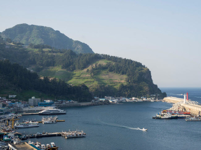 Hòn đảo Ulleungdo ở Hàn Quốc vẫn còn khá hoang sơ, do chưa được nhiều du khách nước ngoài biết đến. Nơi đây có phong cảnh đẹp với vách đá dốc đứng, địa hình núi lửa và bờ biển gồ ghề. Cuộc sống trên hòn đảo này rất thanh bình và yên tĩnh.