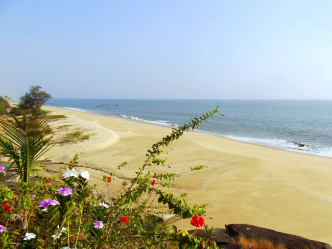 Bãi biển Nabule với bãi cát vàng đặc trưng là một trong những địa điểm hoang sơ nhất&nbsp;Myanmar. Bãi biển có một ngôi chùa trên đồi, nơi du khách có thể thưởng thức các món ăn tại nhà hàng gần đó và ngắm phong cảnh biển phía dưới.