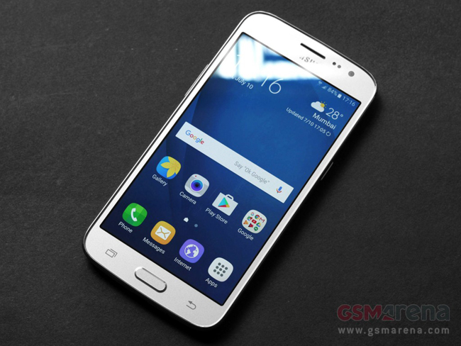 Galaxy J2 2016 sở hữu thiết kế tương tự như hầu hết các mẫu smartphone gần đây của Samsung, với phím Home vật lý quen thuộc kết hợp hai phím cảm ứng điện dung ở dưới màn hình.