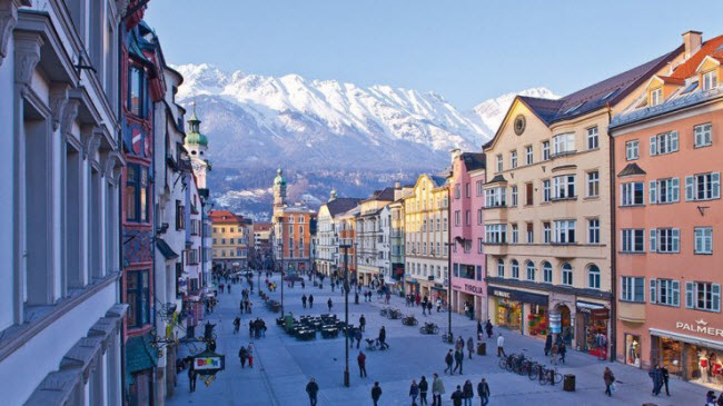 Với những ngọn núi cao bao quanh, thị trấn Innsbruck là địa điểm lý tưởng dành cho những người đam mê môn thể thao trên tuyết vào mùa đông. Nơi đây cũng từng tổ chức Olympic mùa đông.