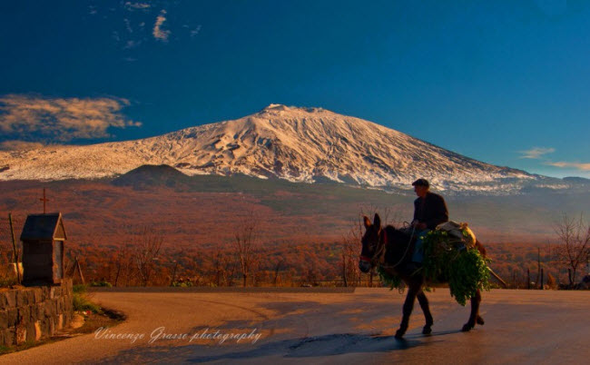 Tới thị trấn Catania, du khách có thể tham gia nhiều hoạt động như khám phá núi lửa Etna, thác nước và hang động. Ngoài ra, bạn cũng có thể tham quan những công trình kiến trúc cổ ở trung tâm thị trấn.