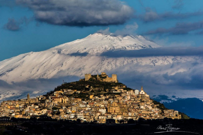 2. Thị trấn Catania:&nbsp;Catania nằm cạnh ngọn&nbsp;núi lửa cao nhất châu Âu&nbsp;Etna và là một trong những địa điểm có phong cảnh đẹp nhất&nbsp;Italia. Nơi đây có nhiều công trình kiến trúc cổ và từng là trung tâm văn hóa quan trọng.