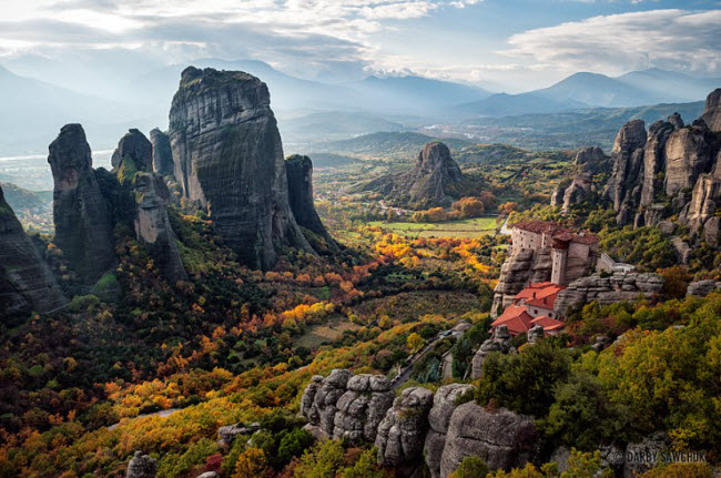 3. Khu tu viện Meteora: Được xây dựng trên những cấu trúc sa thạch ở Hy&nbsp;Lạp, khu tu viện Meteora đã được UNESCO công nhận là di sản thế giới.