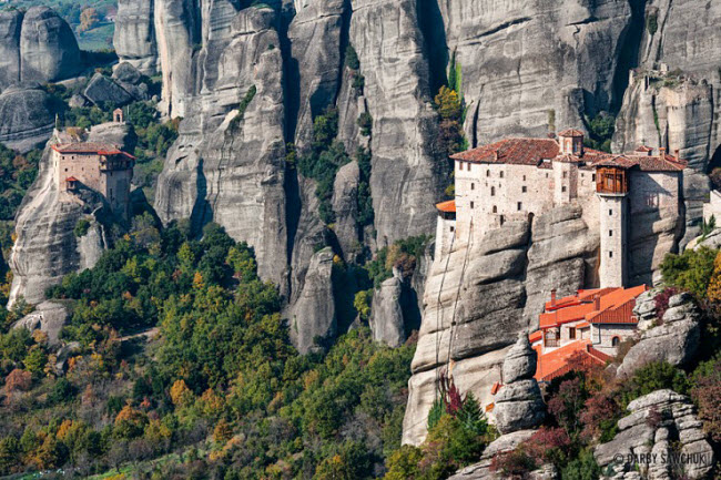 Tổ hợp tu viện Meteora là một trong những công trình kiến trúc độc đáo nhất thế giới. Nhiều du khách ngỡ ngàng không hiểu&nbsp;tại sao con người lại có thể xây dựng được những kỳ quan như vậy.