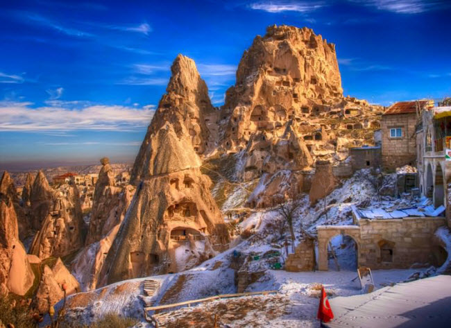 4. Thị trấn Cappadocia:&nbsp;Cappadocia là một trong những điểm du lịch hấp dẫn nhất ở Thổ Nhĩ Kỳ. Các ngôi nhà, nhà thờ, tu viện và những công trình khác được xây dựng trong các cấu trúc đá khổng lồ từ thế kỷ thứ 4 đến thứ thế kỷ thứ 13.