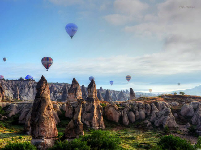 Với những công trình kiến trúc độc đáo, thị trấn Cappadocia tổ chức UNESCO công nhận là di sản thế giới. Du khách có thể ngồi trên khinh khí cầu&nbsp;chiêm ngưỡng toàn cảnh thị trấn từ trên cao.