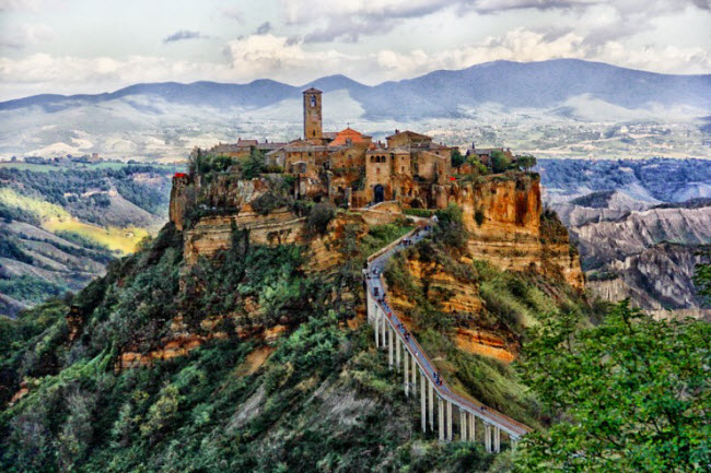 5. Thị trấn Civita di Bagnoregio:&nbsp;Nằm ở tỉnh Viterbo của Italia, thị trấn Civita di Bagnoregio ban đầu là khu định cư của người Etruscan cách đây 2.500 năm. Nơi đây gây ấn tượng với phong cảnh núi non hùng vĩ và những công trình cổ xây dựng trên vách đá dựng đứng.