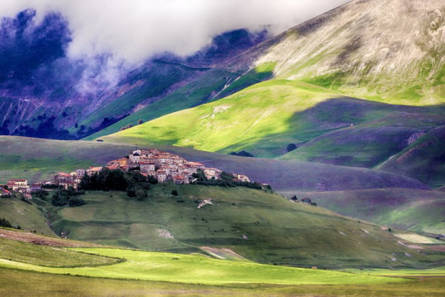 9. Ngôi làng&nbsp;Castelluccio:&nbsp;Nằm trên ngọn núi cao cách mặt nước biển 1.452m ở vùng Umbria của Italia, Castelluccio là ngôi làng cao nhất trên dãy núi Appennini. Đây từng là nơi định cư của những người La Mã vào thế kỷ thứ 13.