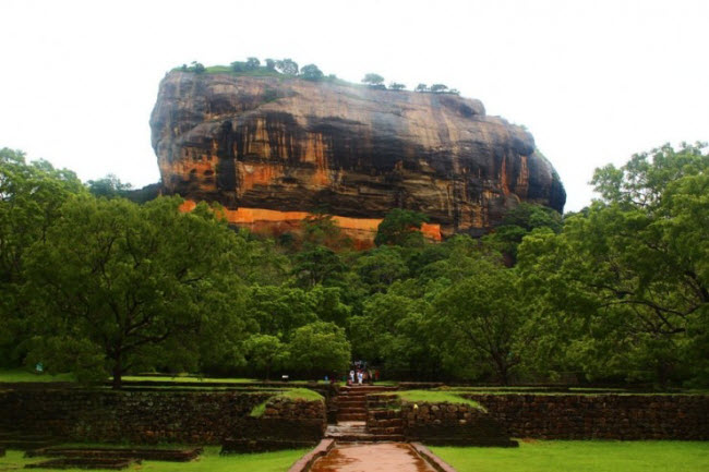 10. Lion Rock, Sri Lanka:&nbsp;Lion Rock &#40;Khối đá Sư tử&#41; cao 200m ở Sri Lanka từng được lựa chọn làm thủ đô của vương quốc Kasyapa vào thế kỷ thứ 5. Khu di tích này sau đó được sử dụng để xây dựng một tu viện đạo Phật và hiện đã được tổ chức UNESCO công nhận là di sản thế giới.