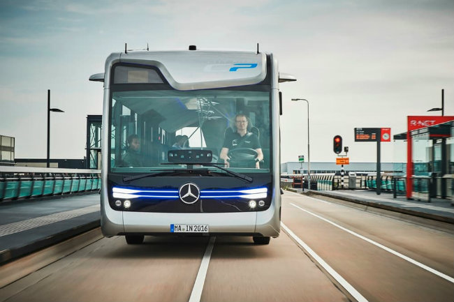 Bản thân Future Bus dựa trên mẫu xe bus Citaro dài 12 mét và được trang bị động cơ Mercedes-Benz OM 936, kết cấu 6 xy-lanh và công suất 220 kW &#40;299 mã lực&#41;.