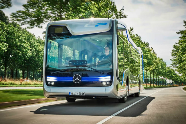 Thiết kế nội thất bên trong của xe Future Bus có không gian mở và được lấy cảm hứng theo kiểu quảng trưởng và công viên rộng lớn ở thành phố.