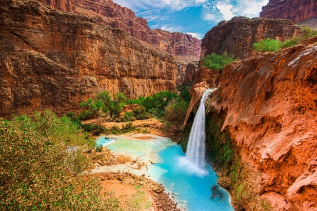 Bể bơi tự nhiên tuyệt đẹp hình thành dưới chân thác Havasu, trong vườn quốc gia Grand Canyon ở bang Arizona. Hồ nước này có nhiệt độ trung bình khoảng 21 độ C và có màu xanh mát dịu do nước có nhiều chất magiê và canxi.