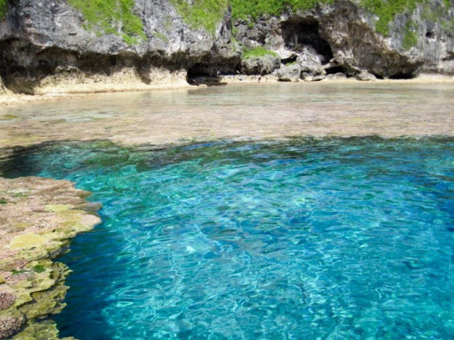 Đảo quốc Niue vẫn giữ được vẻ hoang sơ với nhiều phong cảnh đẹp. Nước ở đây rất trong và có tầm nhìn dưới nước lên tới 30m. Du khách có thể lặn ống thở và chèo thuyền để khám phá cuộc sống của các loài sinh vật dưới biển.