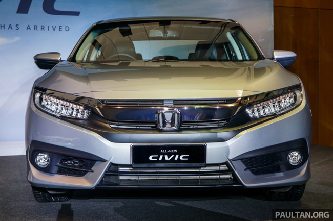 Chiếc sedan này được Honda thay đổi diện mạo khá nhiều với ngoài hình khá giống một chiếc coupe thể thao 4 cửa với phần đầu xe dài, và trần xe dốc về phía sau.