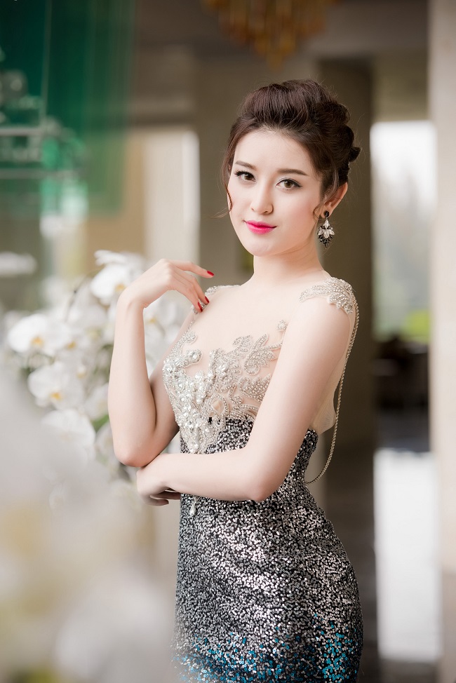 Huyền My nâng cao cường độ tập&nbsp;với mọi động tác để đạt được hiệu quả cao hơn. Ví dụ như khi tập&nbsp;squat, thay vì tập 20 cái, cô&nbsp;tăng dần lên tập 50 cái mỗi buổi.&nbsp;