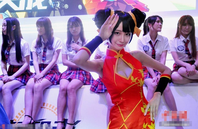 Một mẫu game trong bộ trang phục cosplay gợi cảm vừa phải nhưng vẫn rất nổi bật.