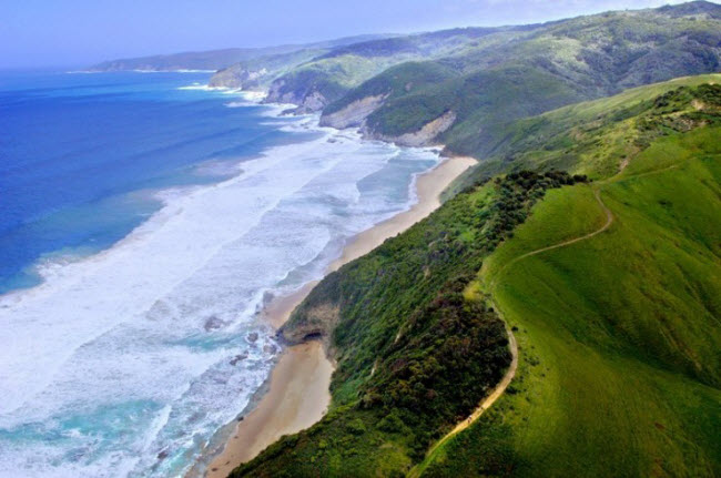 Lối mòn Great Ocean ở bang Victoria là địa điểm ngắm cảnh biển lý tưởng tại Australia. Một số đoạn của con đường này rất dễ đi, nhưng có những đoạn là thách thức hấp dẫn dành cho du khách ưa mạo hiểm.