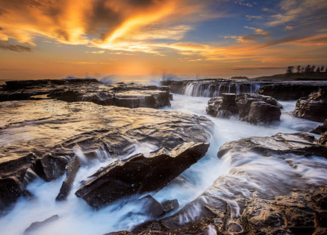 Bãi biển ở thị trấn Rocks of Kiama không đông, phù hợp với du khách thích lướt sóng. Ngoài ra, bạn có thể lựa chọn khám phá những phong cảnh hùng vĩ khác ở nơi đây.