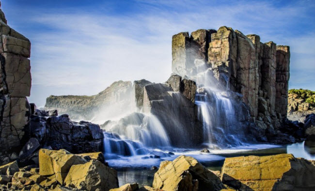 Thị trấn ven biển Rocks of Kiama là điểm du lịch hấp dẫn nhờ có nhiều bãi biển đẹp cũng như các bãi đá và hang động độc đáo. Hố phun nước Kiama tại đây có thể tạo ra những cột nước cao tới 25m.