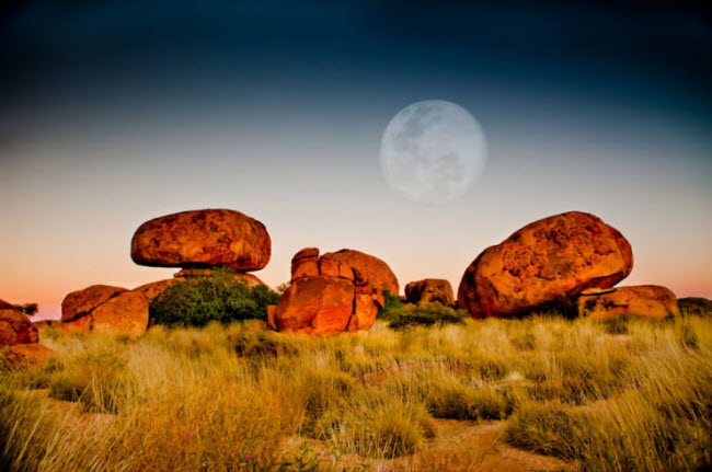 Khu bảo tồn thiên nhiên Karlu Karlu là một trong những kỳ quan thiên nhiên đẹp nhất ở Australia. Nơi đây lưu giữ những chứng tích về tôn giáo và văn hóa của thổ dân Aborigines.