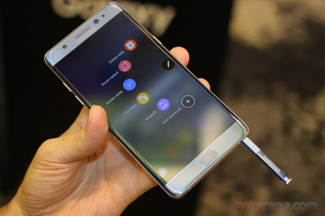 Với một sản phẩm thuộc hàng cao cấp của Samsung, tất nhiên bộ vỏ Note 7 được chế tác từ kim loại với những đường nét tỉ mỉ.