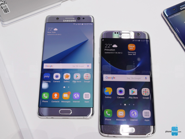 Galaxy Note 7 dùng màn hình 5,7 inch Super AMOLED độ phân giải 2K, còn Galaxy S7 Edge là màn hình nhỏ hơn một chút với kích thước 5,5 inch và cùng độ phân giải.