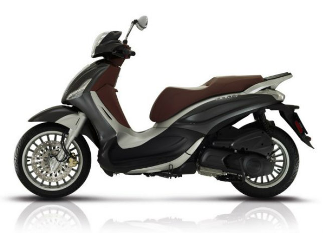 Trong năm 2011, Piaggio còn ra mắt những “ông lớn” trong gia đình Beverly với phiên bản Beverly 350 có động cơ 330cc và cũng trang bị ABS/ASR.