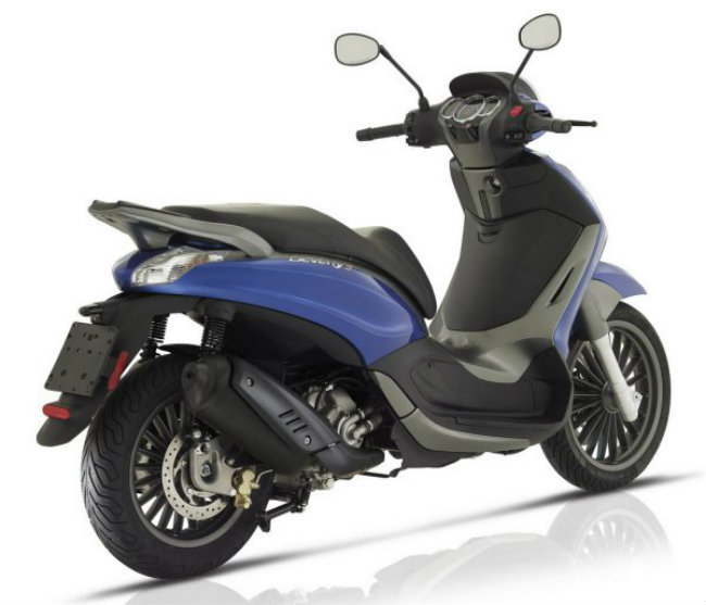 Piaggio Beverly 300 màu trắng và đen cổ điển, Beverly 300 S mang màu sắc mờ xám thể thao và màu xanh bạc mờ trẻ trung và năng động. Trong khi đó Beverly 300 Police mang màu đen mờ và đen bóng.