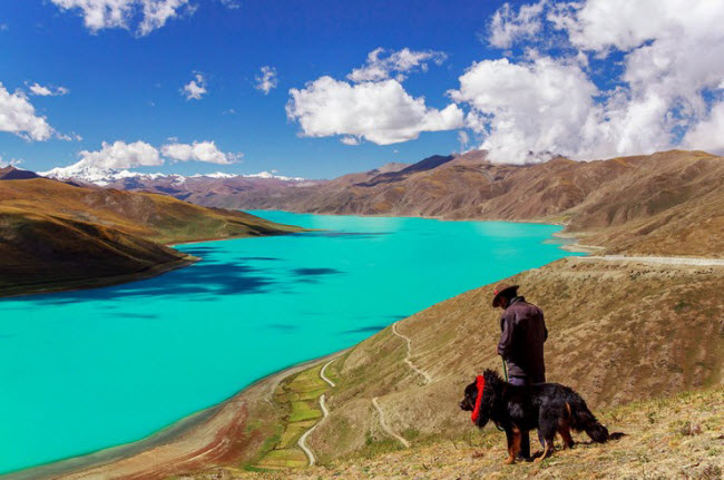 Nằm giữa thủ phủ Lhasa và thị trấn Gyantse ở Tây Tạng, hồ Yamdrok là một trong những hồ linh thiêng nhất&nbsp;thế giới. Đức Dalai Lama và người dân địa phương thường tổ chức các cuộc hành hương tới đây.