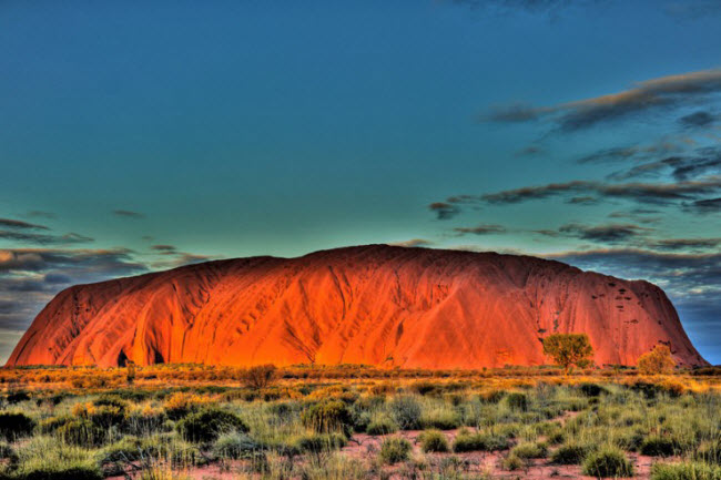 Uluru nằm ở lãnh thổ phía bắc Australia và được đặt tên bởi thổ dân Pitjantjatara và Yankunytjajara. Người dân ở đây cho rằng Uluru được tạo nên bởi Thần Rùa và đặc biệt nếu lấy đi một viên đá ở Uluru, bạn sẽ gặp rất nhiều xui xẻo.