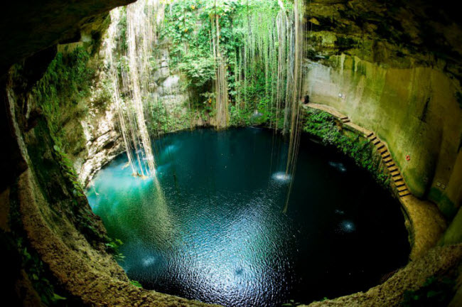 Hố sụt Cenote thuộc&nbsp;thành phố cổ Chichén Itzá của nền văn minh Maya ở Mexico, không chỉ là tạo hóa tự nhiên mà&nbsp;còn là một địa điểm mang tính lịch sử. Những người hành hương thường tới dâng lễ vật và thậm chí là cả người để cầu mưa.