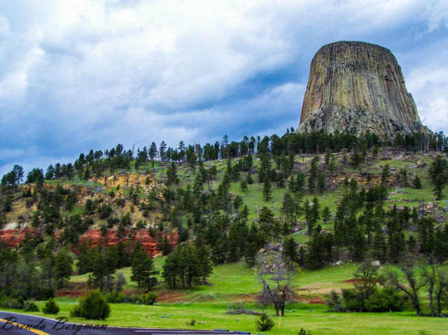 Nằm ở phía đông bắc bang Wyoming &#40;Mỹ&#41;, tháp Devil hay còn gọi là Tháp Quỷ là một trong những địa điểm du lịch mạo hiểm nổi tiếng thế giới. Khối đá bazan khổng lồ cao khoảng 380m tuyệt đẹp do mẹ thiên nhiên tạo ra này có hình dạng cột đứng giống như một công trình kiến trúc nhân tạo.