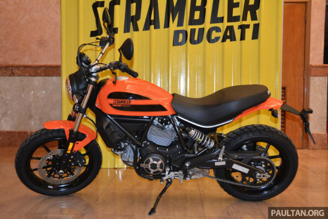 2016 Ducati Srambler Sixty2 là mẫu mô tô đầu tiên của Ducati mang động cơ 400 cc kể từ khi Ducati Monster 1994 được hãng xe Ý trình làng dành cho phân khúc khách hàng là những tay lái mới bắt đầu.