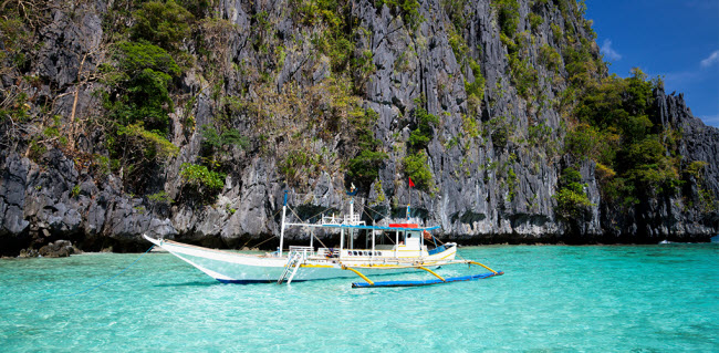 Là một trong những nơi hoang sơ cuối cùng tại Nam Thái Bình Dương, quần đảo Palawan của Philipines sở hữu thiên nhiên&nbsp;tuyệt đẹp với những vách núi đá vôi, hồ nước trong xanh và phong cảnh núi rừng hùng vĩ. Bãi biển ở đây có nước rất trong, phù hợp cho những du khách thích lặn bình khí và ống thở.