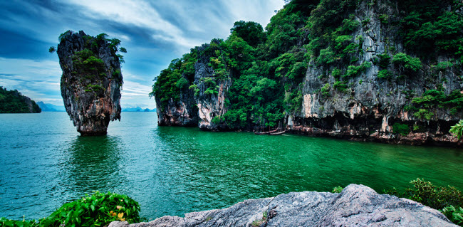 Đảo Khao Phing Kan là một &#34;viên ngọc quý&#34; ở Thái Lan và từng được lựa chọn làm bối cảnh cho bộ phim nổi tiếng James Bond. Cách tiện nhất để tới thiên đường này là đi thuyền từ Phuket và khi tới đây bạn sẽ không muốn rời đi.