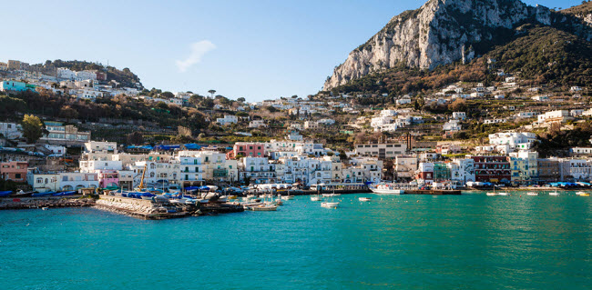 Nằm ngoài khơi bờ biển Amalfi ở Italia, hòn đảo Capri gây ấn tượng với những ngọn núi đá vôi nằm sát biển và mùi hương thơm ngát tỏa ra từ&nbsp;những vườn chanh. Nơi đây cũng có nhiều hang động để du khách khám phá.