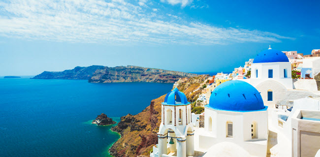 Hòn đảo Santorini ở Hi Lạp nổi tiếng với những ngôi nhà sơn trắng muốt và mái màu xanh xen lẫn một số ngôi nhà màu cam hay hồng. Hòn đảo nằm giữa biển Biển Aegea với nước xanh như ngọc lam.