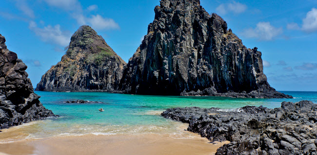 Đảo Fernando de Noronha,&nbsp;ngoài khơi Brazil vẫn giữ được vẻ hoang sơ&nbsp;vì chưa được nhiều du khách biết đến. Trên đảo có một vài ngôi làng nhỏ với cuộc sống thanh bình. Tới đây, bạn có thể khám phá những ngọn núi nằm sát biển hay ngắm cá heo và rùa biển.