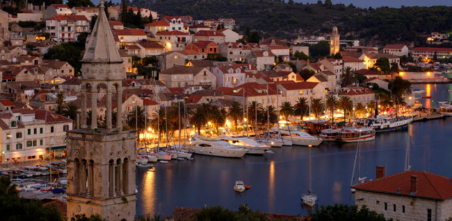 Nằm trên biển Adriatic, đảo Hvar ở Croatia trở thành điểm du lịch hấp dẫn vài năm gần đây. Toàn bộ hòn đảo giống như trong bộ phim Game of Thrones. Món ăn nổi tiếng nhất ở đây là tôm hùm và rượu vang.