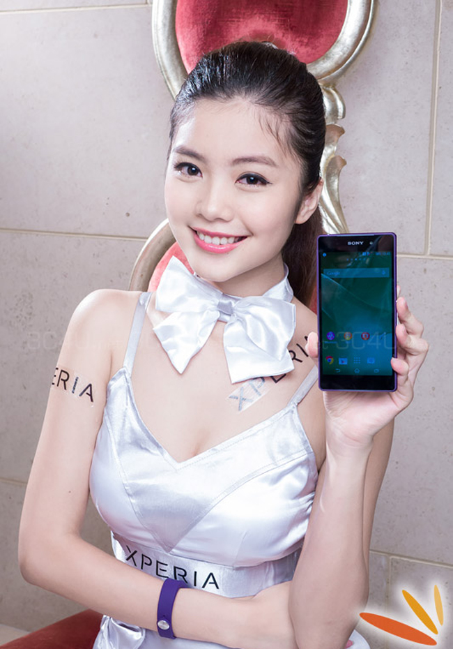 Trên tay là chiếc Xperia Z2