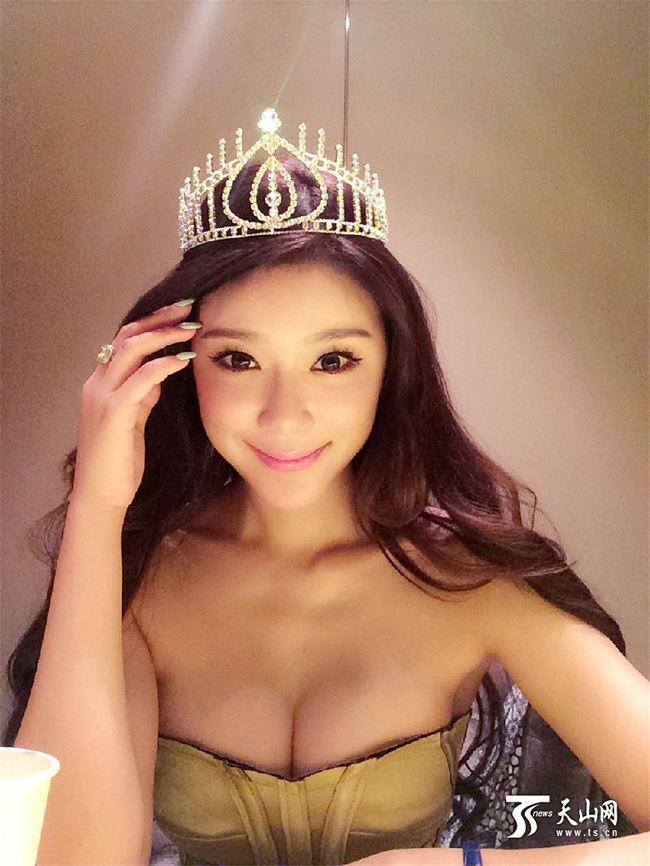 Năm 2009 cô giành giải Á hậu 2 cuộc thi Miss Universe tại Trung Quốc.&nbsp;