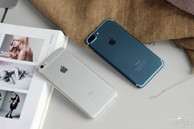 iPhone 7 Plus được trang bị camera kép mặt sau, vạch ngăn ăng-ten có thiết kế hất ngược về cạnh trên và dưới của máy.