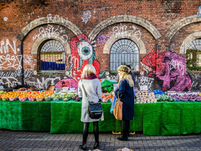 Nhiều hàng hóa khác nhau được bán tại khu chợ đường phố Brick Lane ở Shoreditch, London &#40;Anh&#41;.