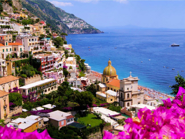 Trong khi lái xe dọc bờ biển Amalfi ở Italia, du khách có thể chiêm ngưỡng phong cảnh tuyệt đẹp của các thị trấn Positano, Ravello và Salerno.