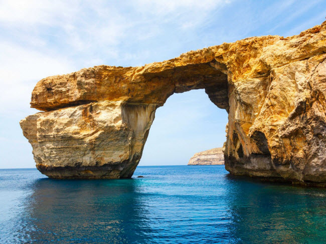 Cổng vòm bằng đá vôi tự nhiên Azure trên đảo Gozo, Malta.