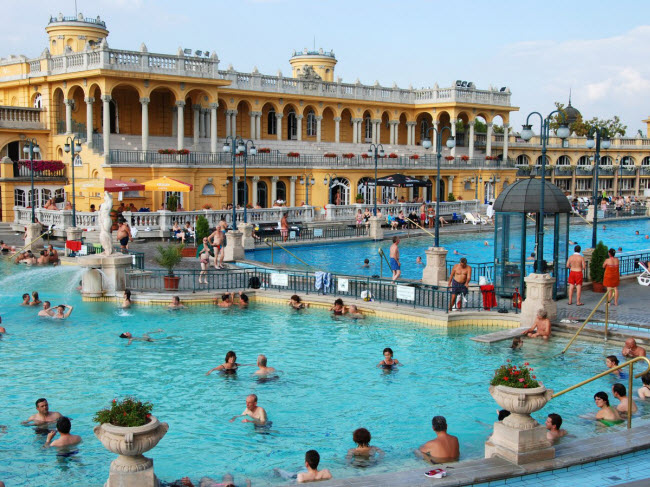 Bể bơi nước nóng độc đáo tại thành phố Budapest, Hungary.