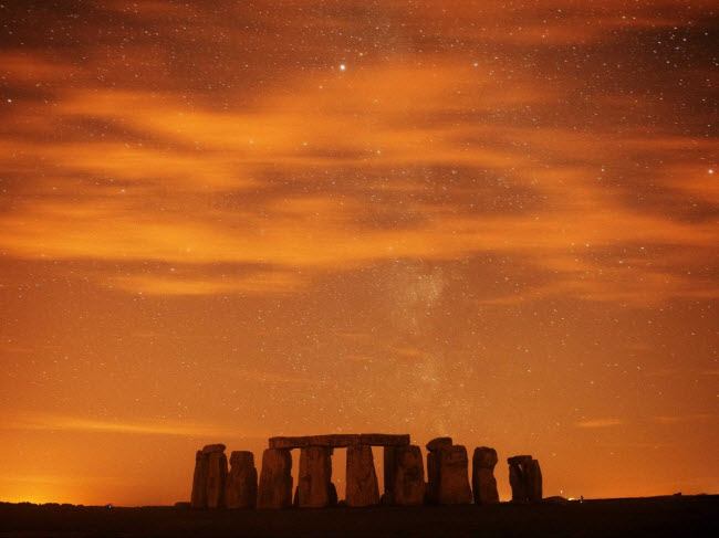 Cảnh hoàng hôn đẹp mê ly trên kỳ quan Stonehenge ở Anh.