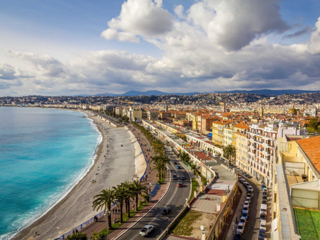 Bãi biển Promenade des Anglais ở thành phố Nice, Pháp.